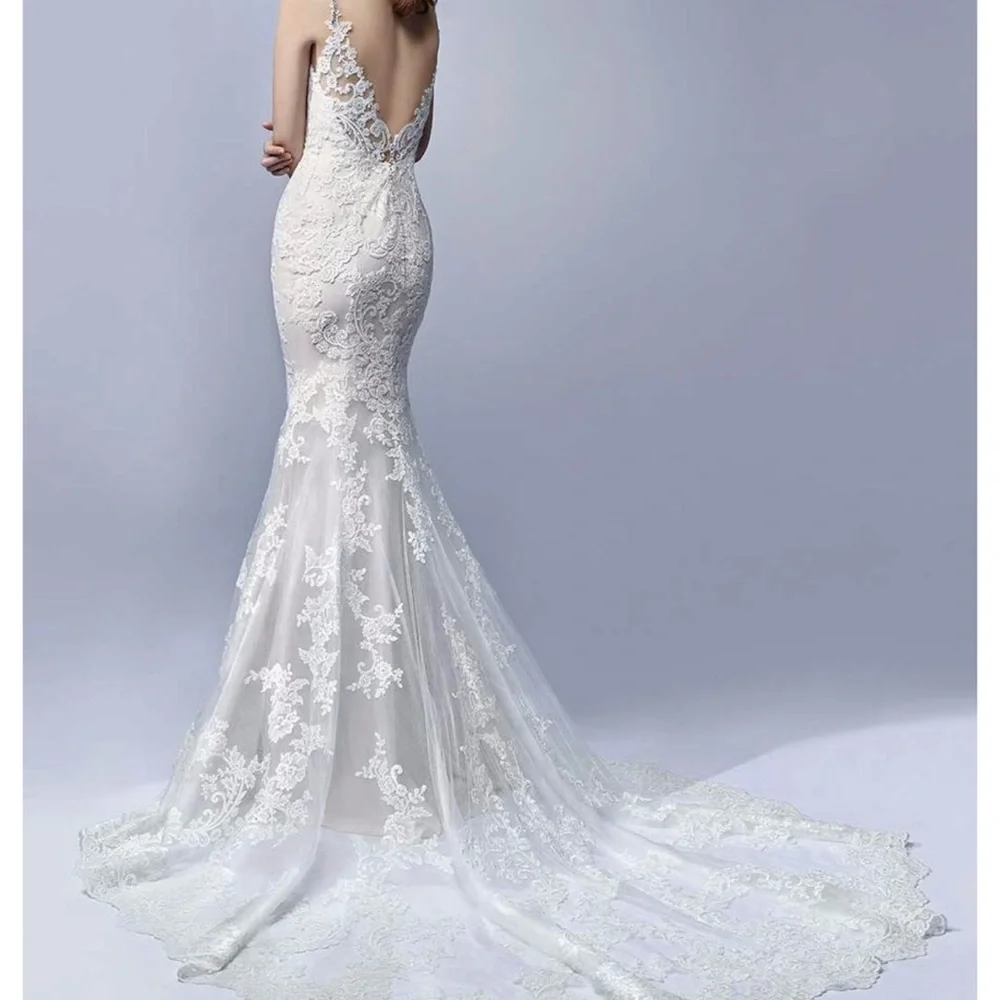 Elegant White Lace Gown - Picture 2 of 5